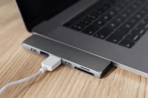 How to Connect Laptop to Laptop Using VGA Cable